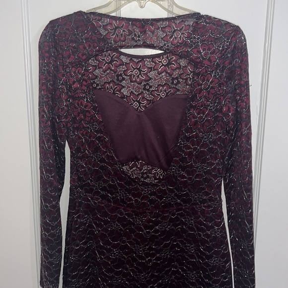 Express lace open back fitted dress - Picture 5 of 6